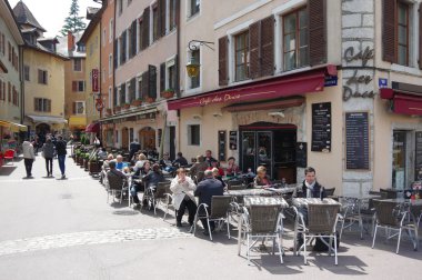 Annecy şehir merkezinde sokak görünümü