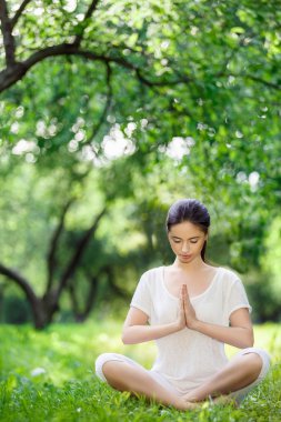 genç bir kadın açık havada