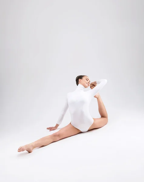 Gymnast in studio — Stockfoto