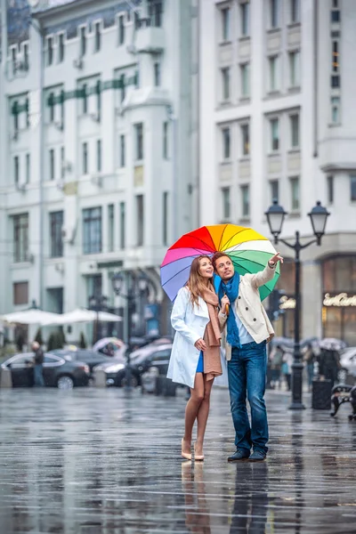 Usmívající se pár ot na ulici — Stock fotografie