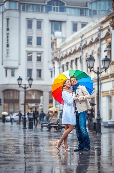 Pareja joven con paraguas — Foto de Stock