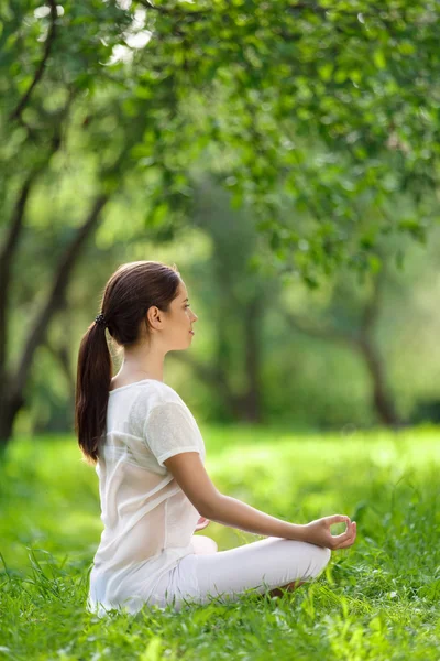 Belle fille en plein air — Photo