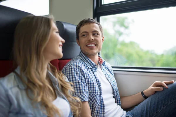 Lachende paar op de trein — Stockfoto