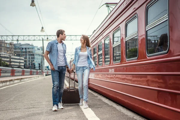 Turismo en la estación de tren — Foto de Stock