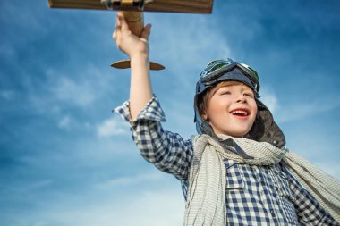 Ahşap uçak ile mutlu çocuk