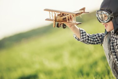 Ahşap uçak ile pilot