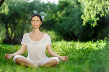 genç bir kadın açık havada