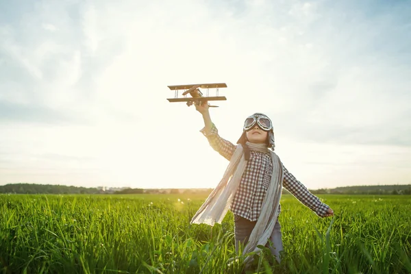 Liten pojke med flygplan — Stockfoto