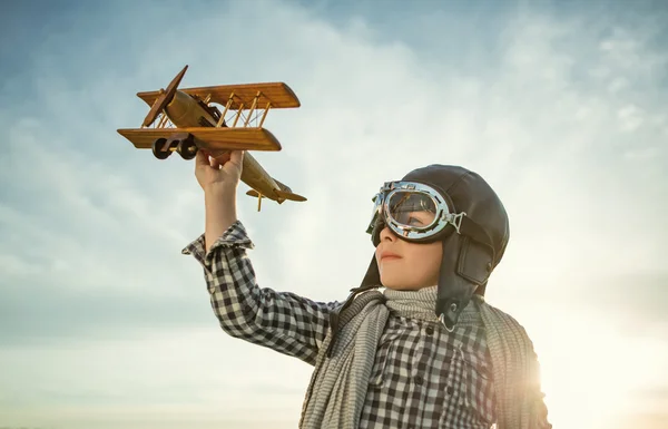 Мальчик с самолётом — стоковое фото