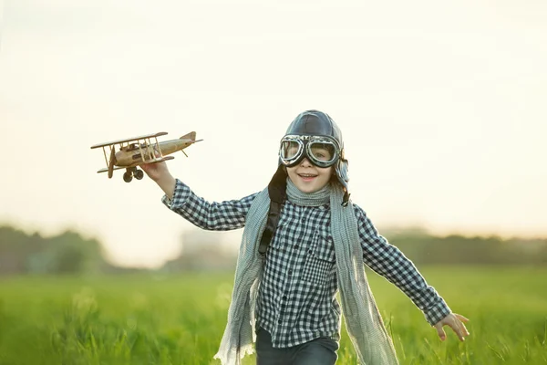 Niño pequeño al aire libre —  Fotos de Stock