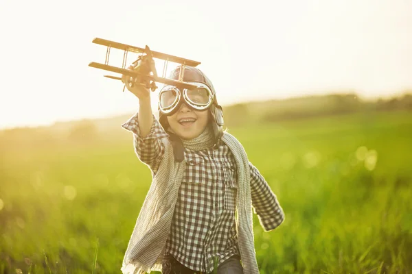 Liten pojke utomhus — Stockfoto