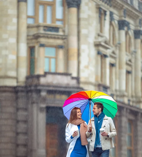 Couple souriant à l'extérieur — Photo