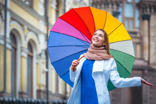 Femme avec un parapluie — Photo