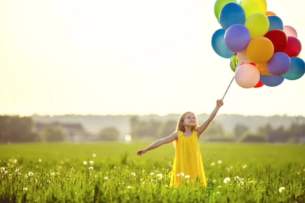 Kleines Mädchen im Freien — Stockfoto