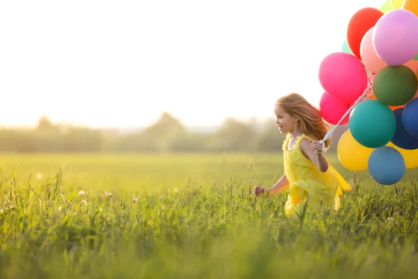 Дівчинка з повітряними кульками — стокове фото