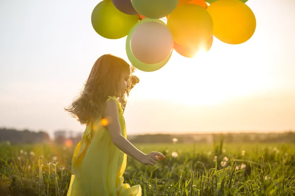 Flicka med ballonger — Stockfoto