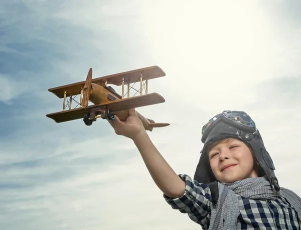 Мальчик с деревянным самолетом — стоковое фото
