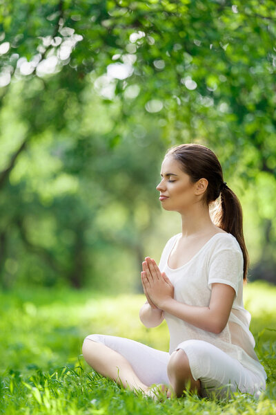 Молодая девушка на улице
