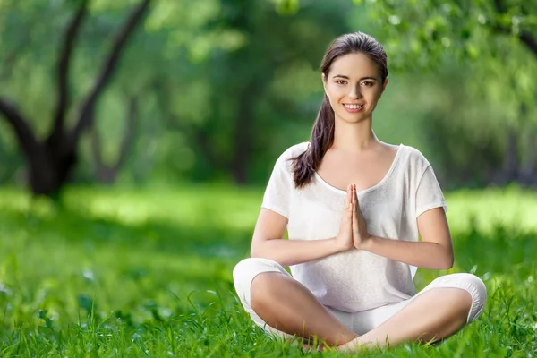 Smiling woman outdoors — Stock Photo, Image