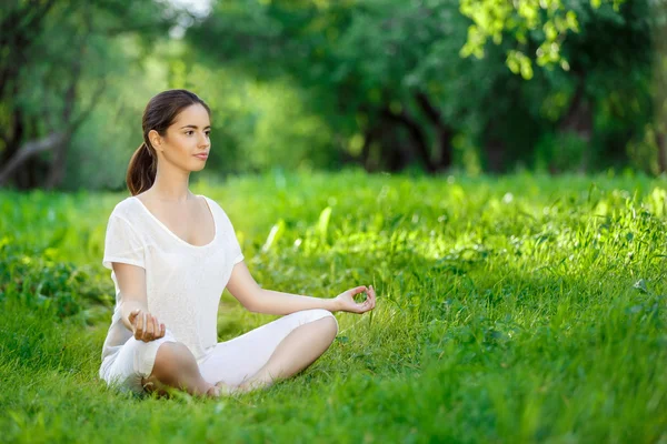 Mujer joven al aire libre —  Fotos de Stock