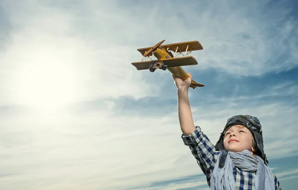 Petit garçon avec avion — Photo