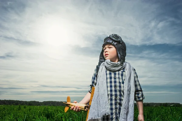 Jongetje met vliegtuig — Stockfoto