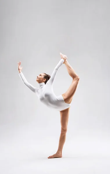 Молодая гимнастка в студии — стоковое фото