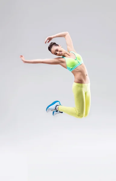 Saltando jovem mulher — Fotografia de Stock