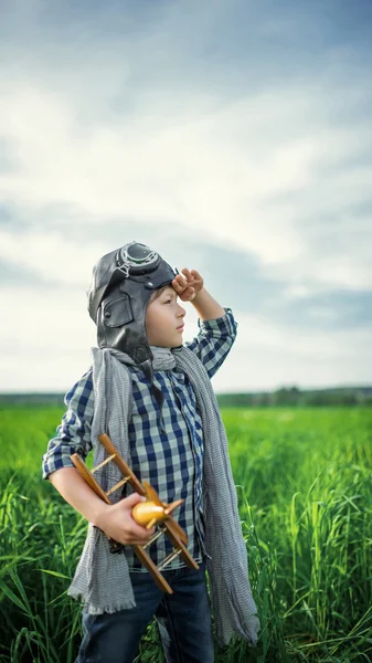 Kleiner Junge mit Holzflugzeug — Stockfoto