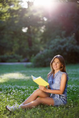 Parkta gülümseyen kadın.