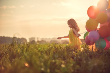 Tarlada güzel bir kız