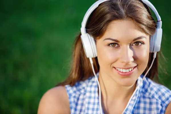 Giovane studente con cuffie — Foto Stock