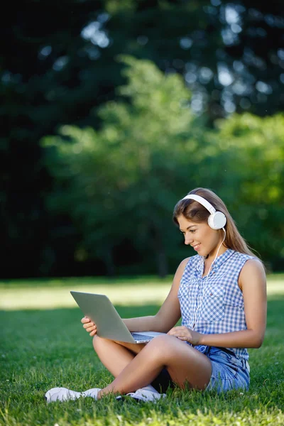 Young girl with a laptop — Stock Photo, Image