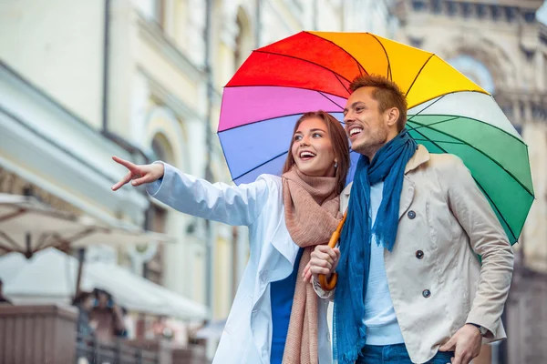 Açık havada çift gülümsüyor — Stok fotoğraf