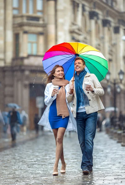 Paar mit Regenschirm — Stockfoto