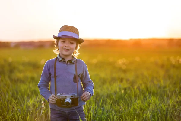 Fotógrafo sorridente em um campo — Fotografia de Stock