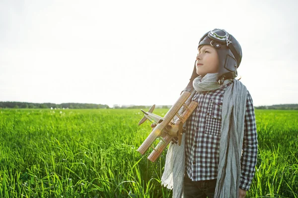 Хлопчик з дерев'яним літаком — стокове фото