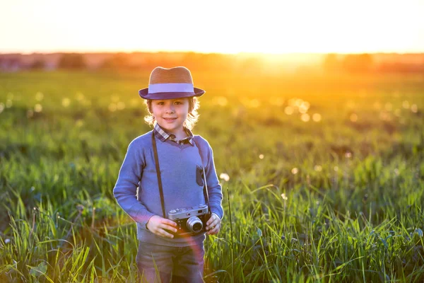 Sonriente fotógrafo al aire libre — Foto de Stock