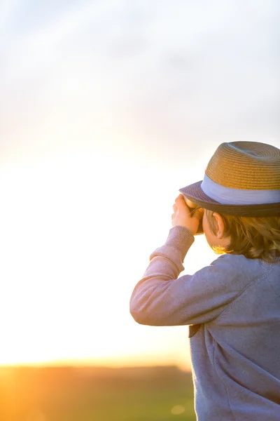 Kleine jongen met camera — Stockfoto