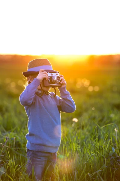 Chlapec s fotoaparátem — Stock fotografie