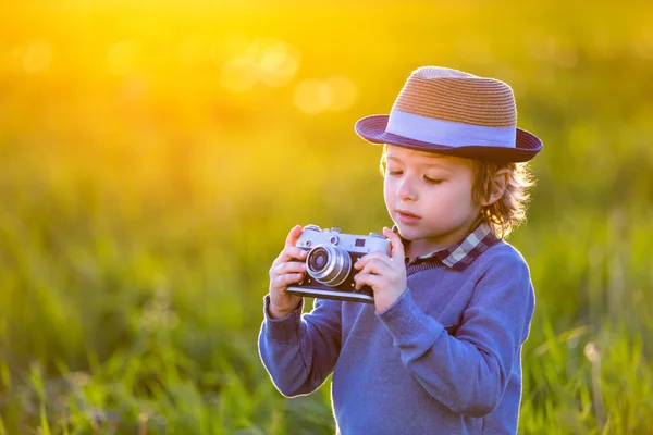 Liten pojke utomhus — Stockfoto