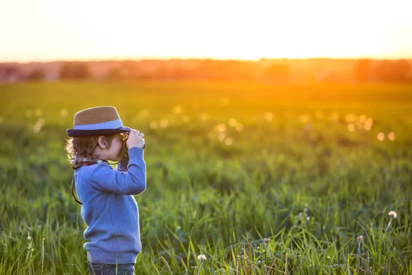 Menino com câmera — Fotografia de Stock