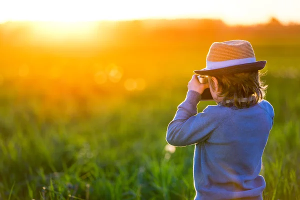 Menino com uma câmera — Fotografia de Stock