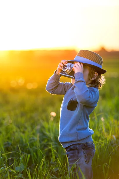 Kleine jongen met een camera — Stockfoto