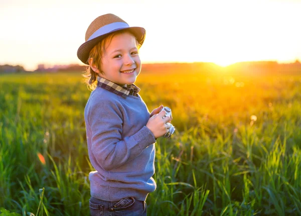 Rapaz feliz num campo — Fotografia de Stock