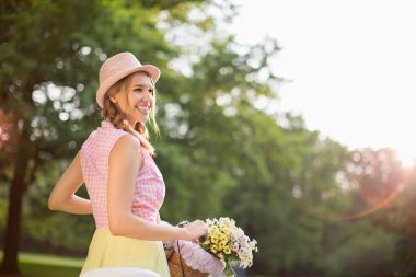 genç kız bir bisiklet ile