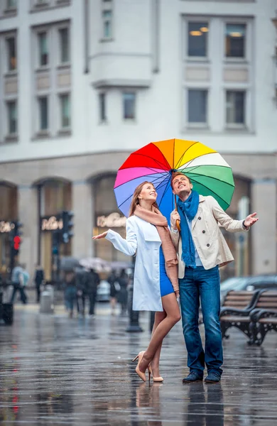 Jovem casal com guarda-chuva — Fotografia de Stock