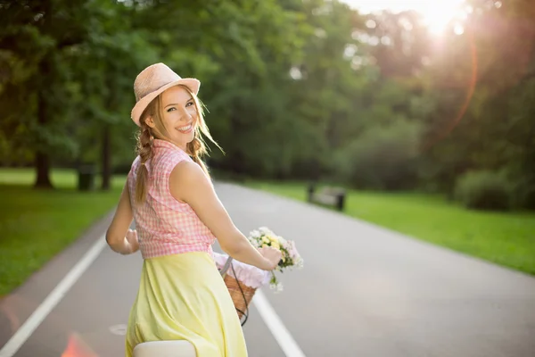 Smiling woman outdoors — Stock Photo, Image