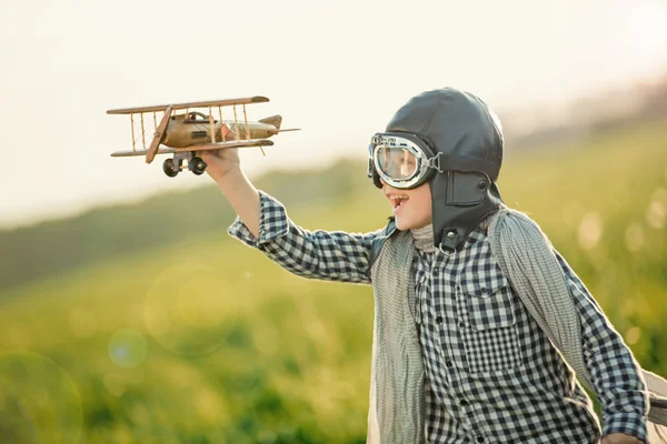 Мальчик с самолётом — стоковое фото