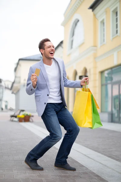 Emotionele man met een credit card — Stockfoto